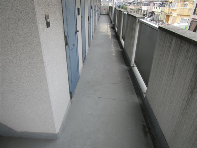 長尺シート(防滑性ビニル床シート)をハイツの廊下・階段に施工|大阪