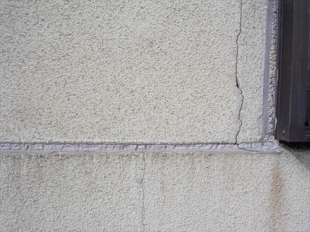 ALC外壁のひび割れから雨漏り｜大阪の屋根・外壁リフォーム専門店
